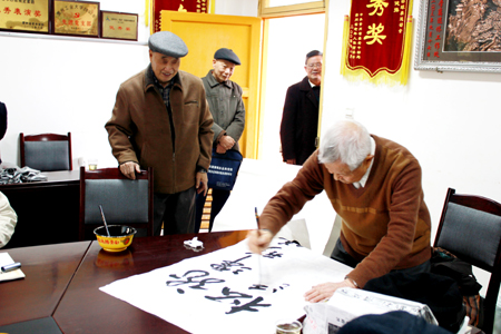 松涛诗社一行应邀赴蔡家关校区老年活动中心，会长冯泽即兴作诗